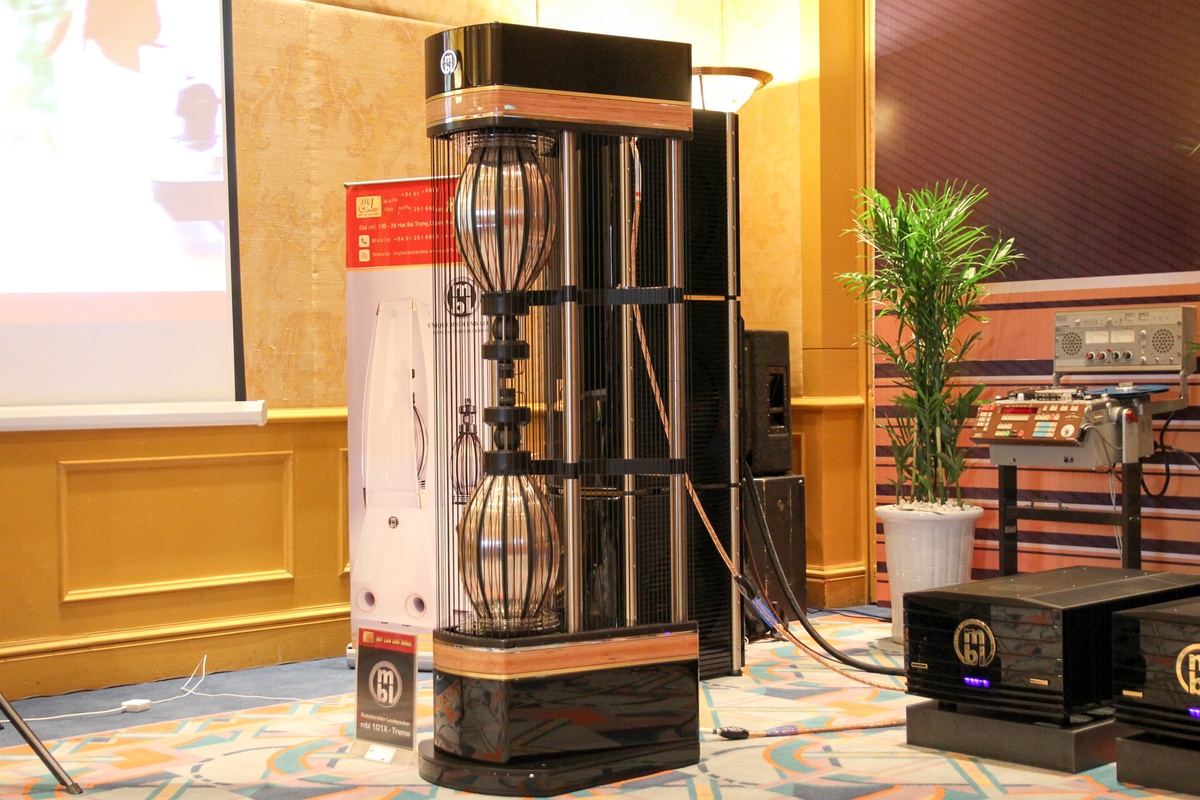 Bộ loa nặng 1,6 tấn giá 12 tỷ tại Hà Nội